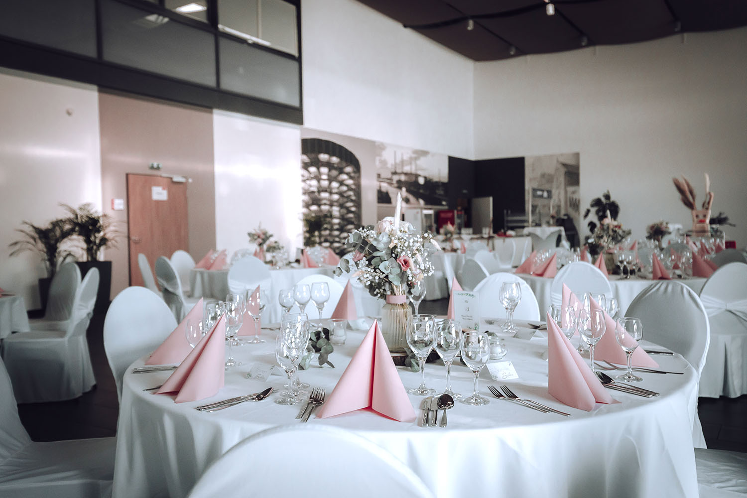Hochzeiten 1 Hochzeitslocation Hochzeitsfeier gedeckte Tische rosa